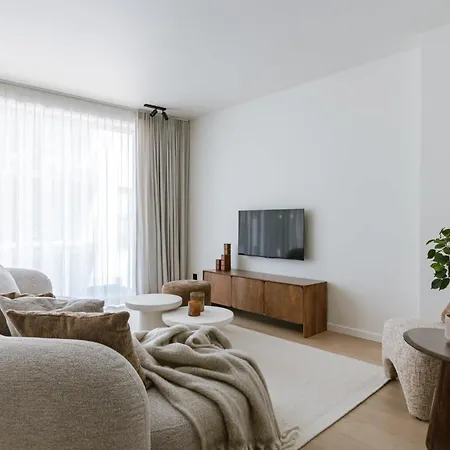 Elegant Design Liselot Near The
